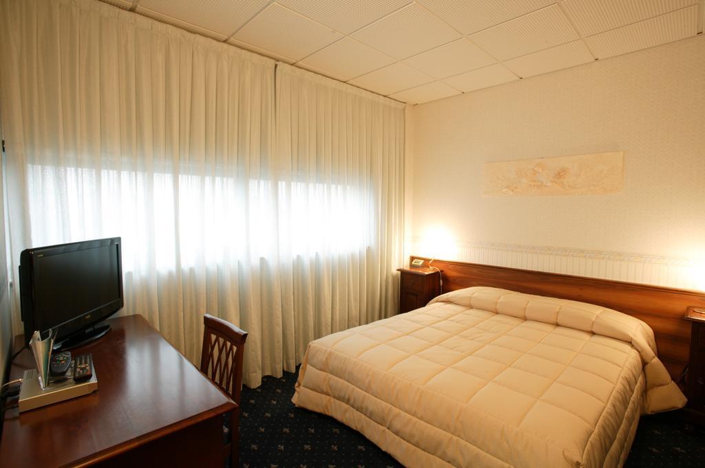 Hotel Alexander Чезена Екстериор снимка