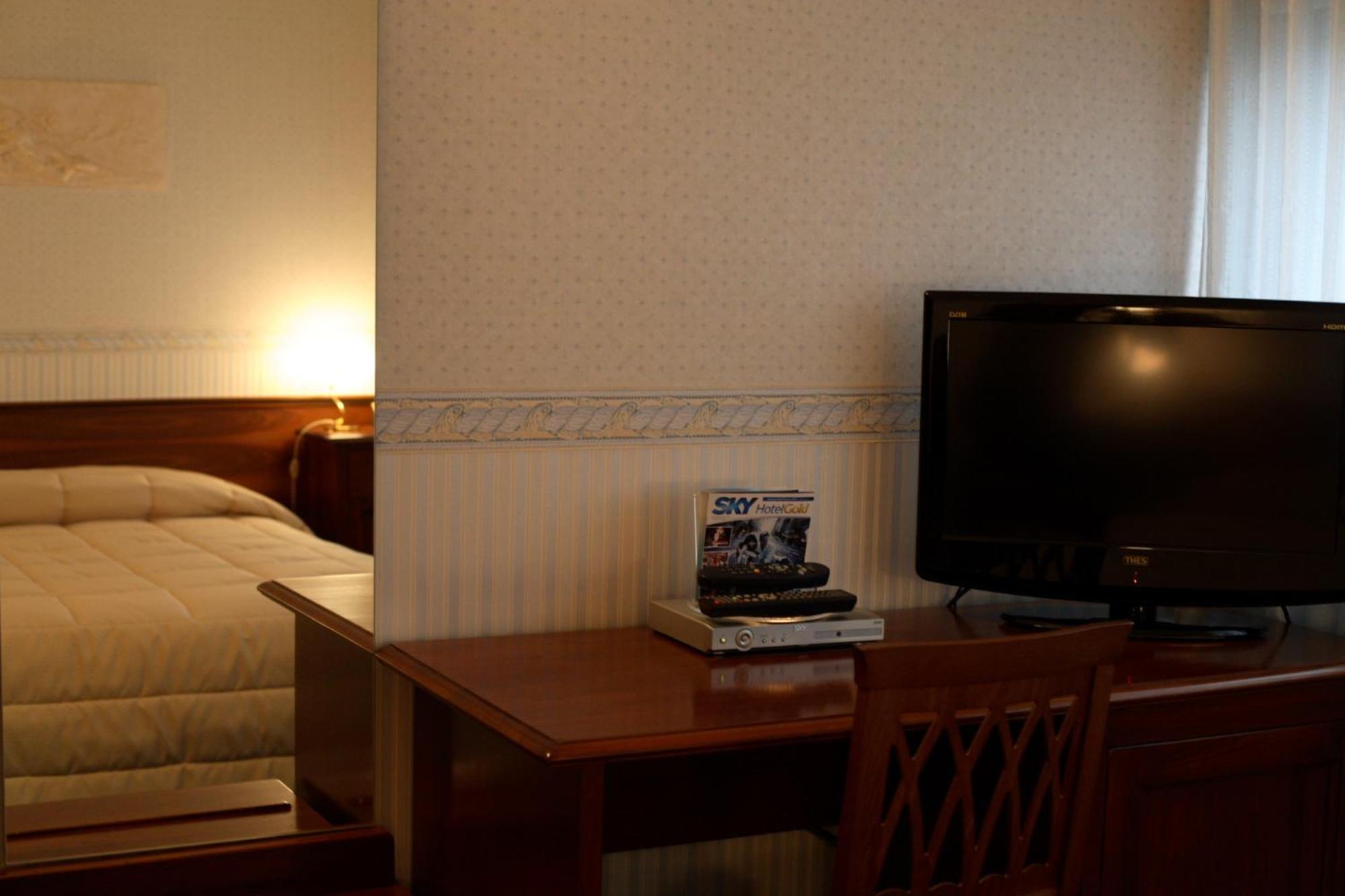Hotel Alexander Чезена Екстериор снимка