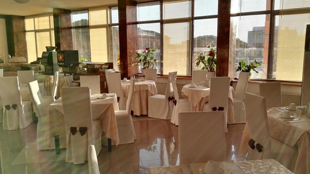 Hotel Alexander Чезена Екстериор снимка