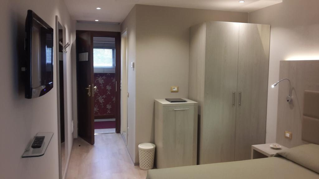 Hotel Alexander Чезена Екстериор снимка