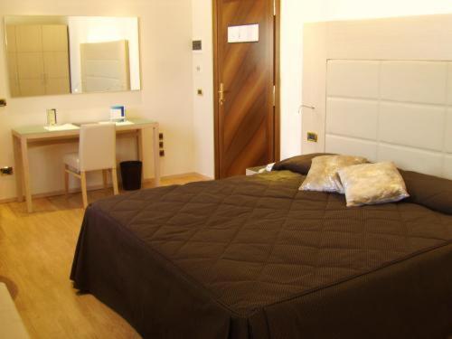Hotel Alexander Чезена Екстериор снимка