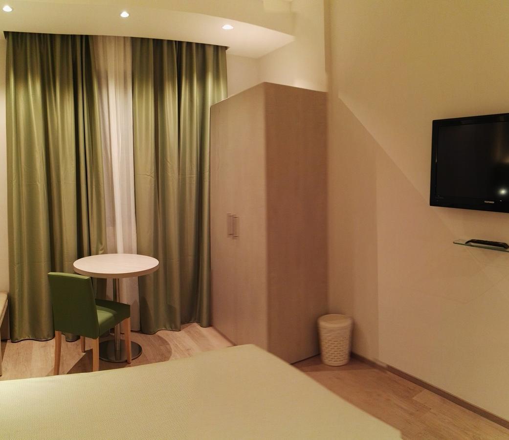 Hotel Alexander Чезена Екстериор снимка