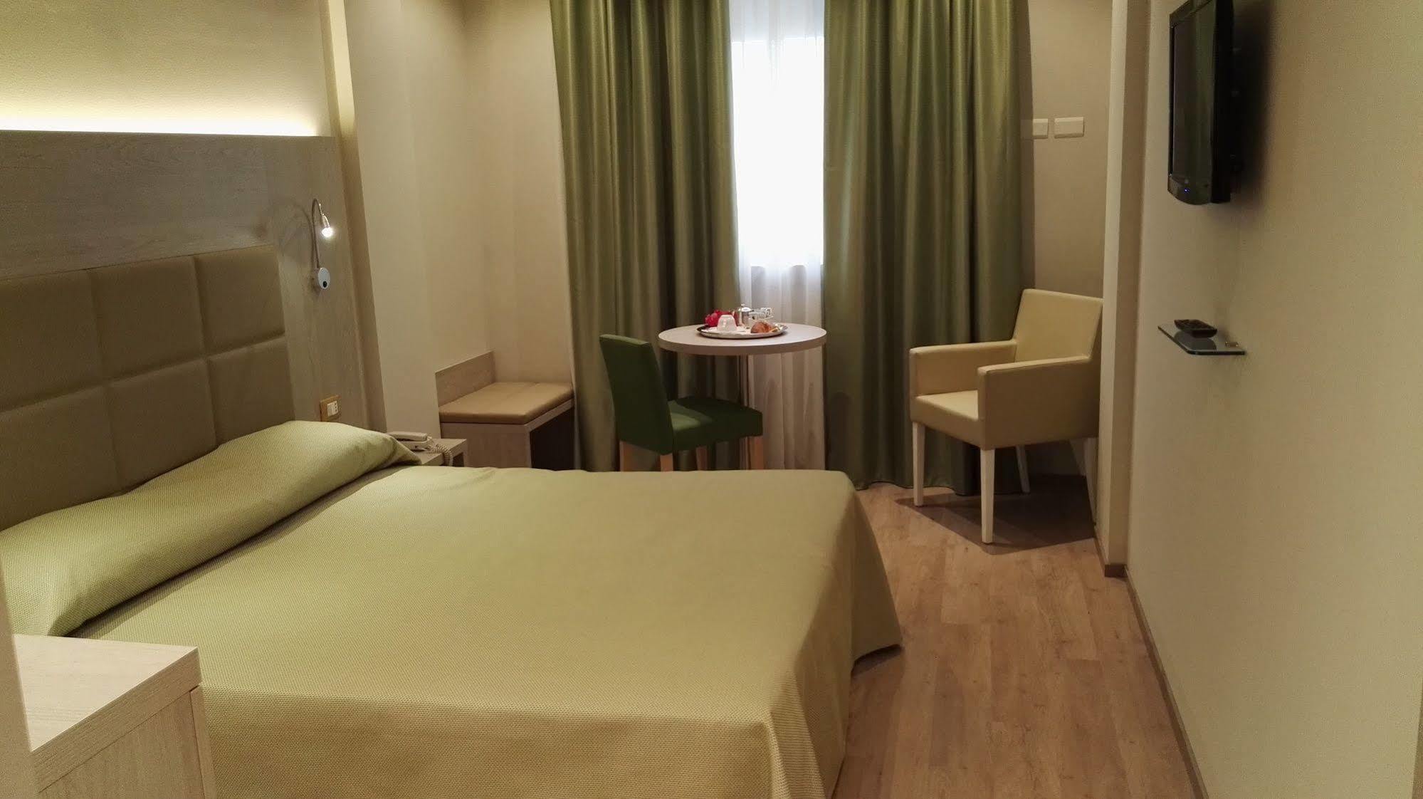 Hotel Alexander Чезена Екстериор снимка