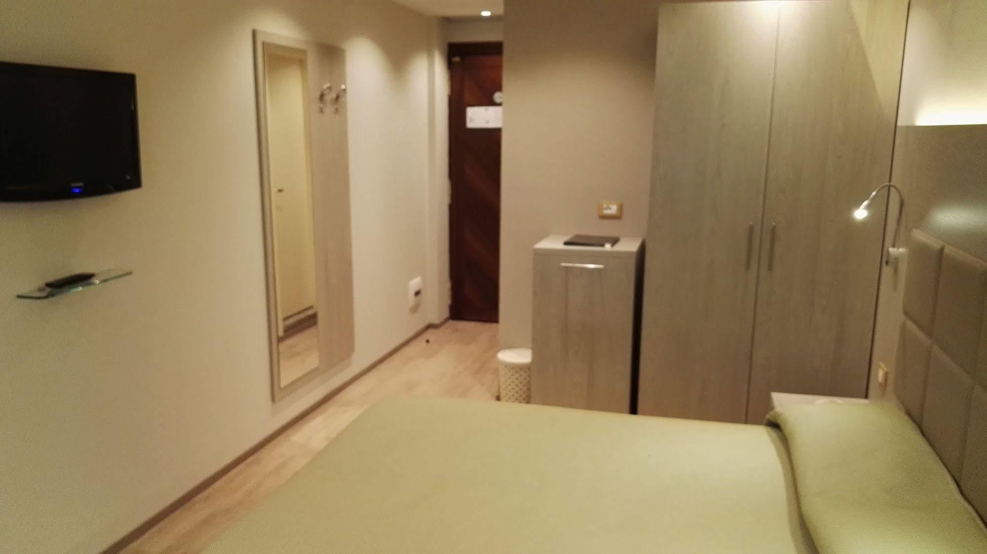 Hotel Alexander Чезена Екстериор снимка